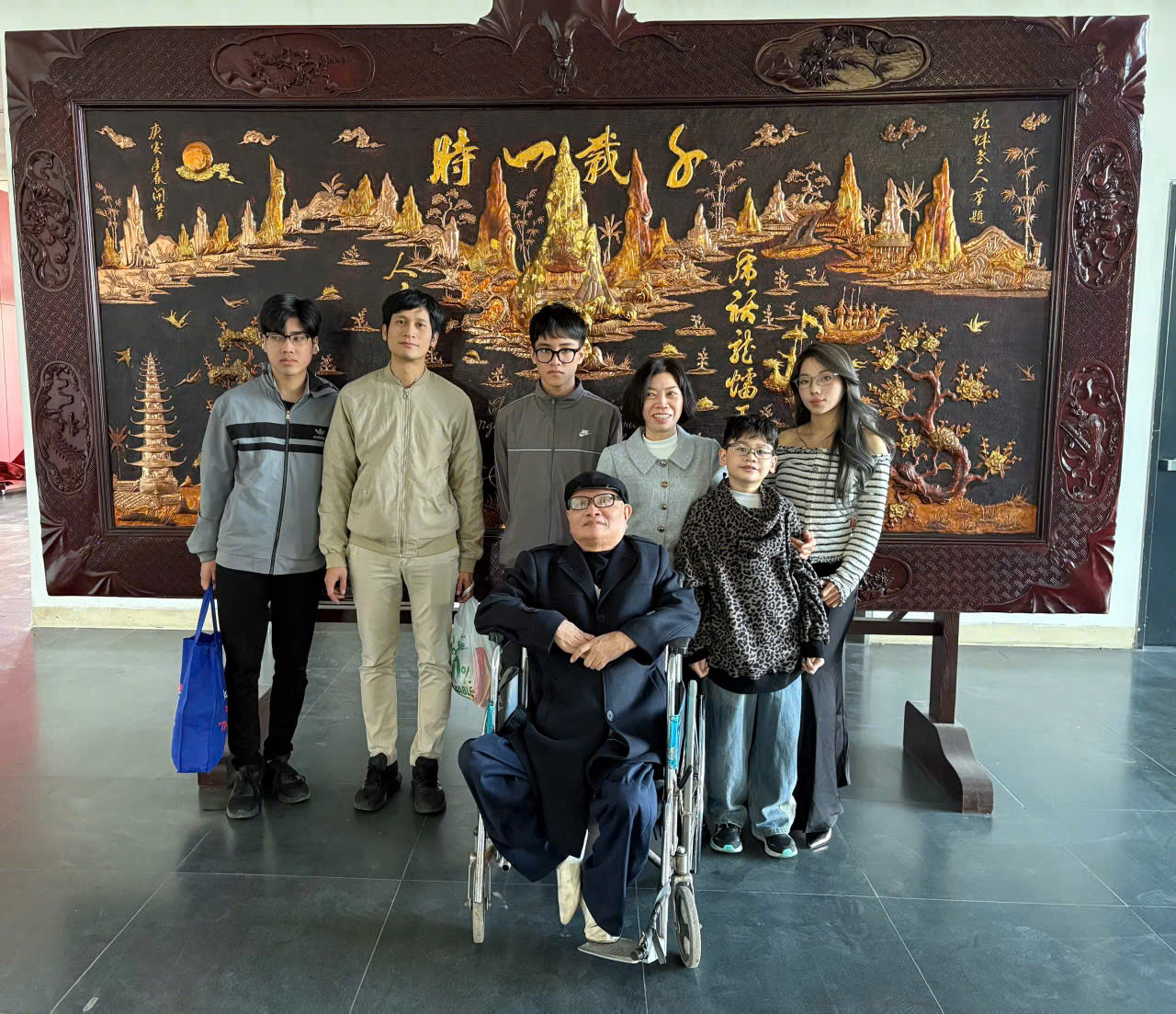 Nhà thơ Đỗ Trọng Khơi cùng gia đình