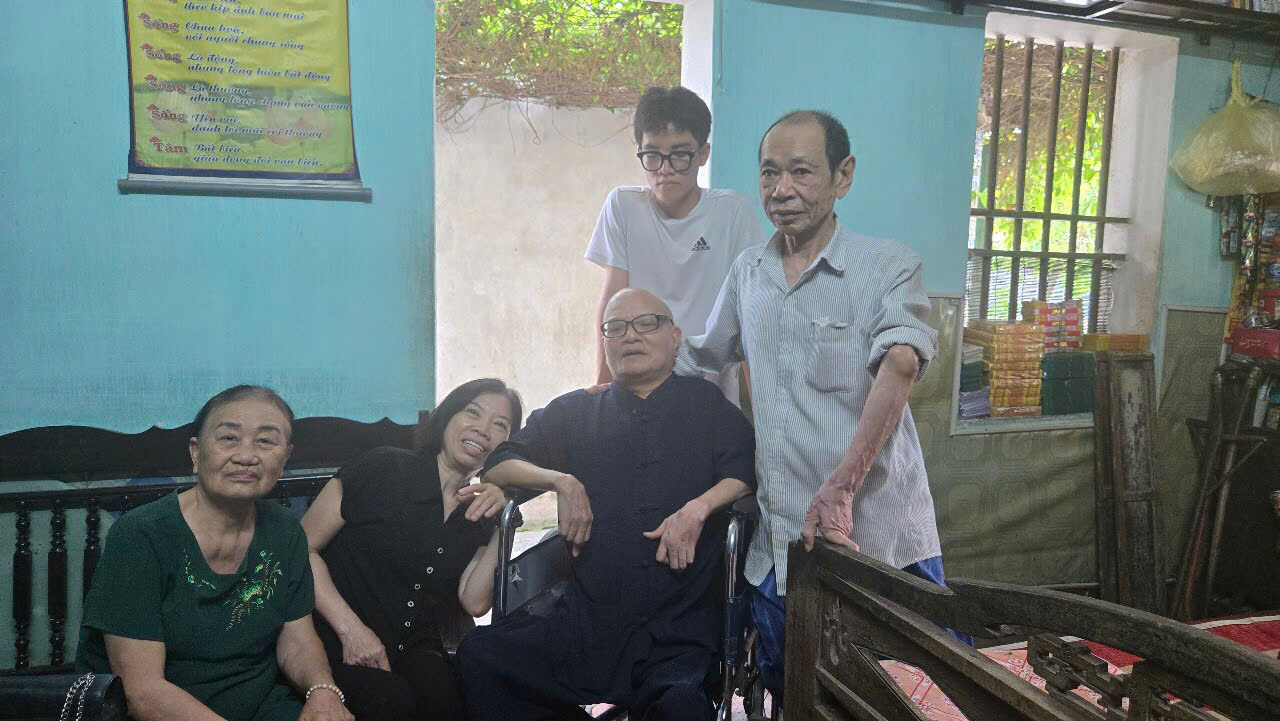 Bạn bè văn chương thăm nhà thơ Đỗ Trọng Khơi